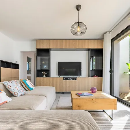 Вілла Valescure Sun, Pines & Golf Retreat Сен-Рафаель