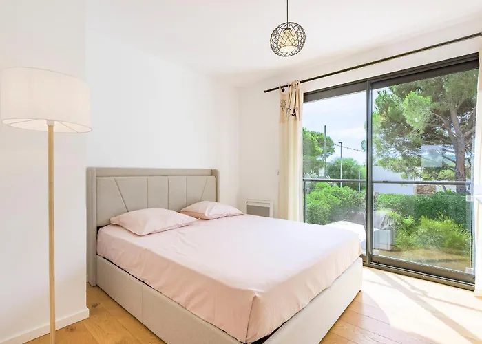 Valescure Sun, Pines & Golf Retreat * Сен-Рафаэль